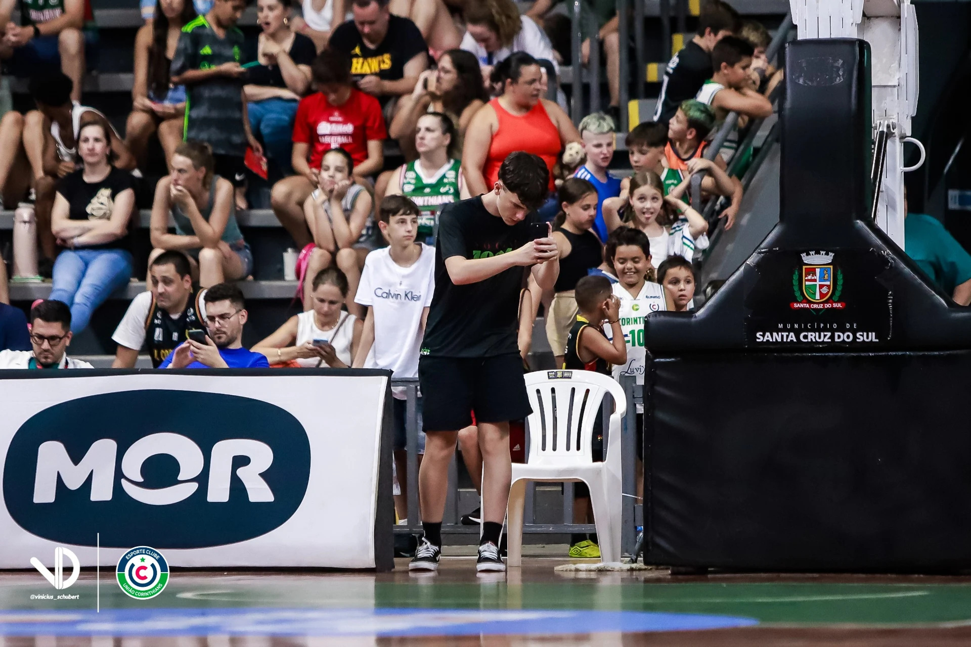Davi registrando um evento esportivo junto à quadra