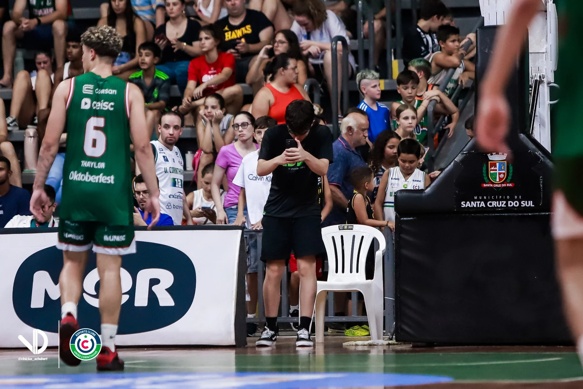 Davi produzindo conteúdo na lateral da quadra