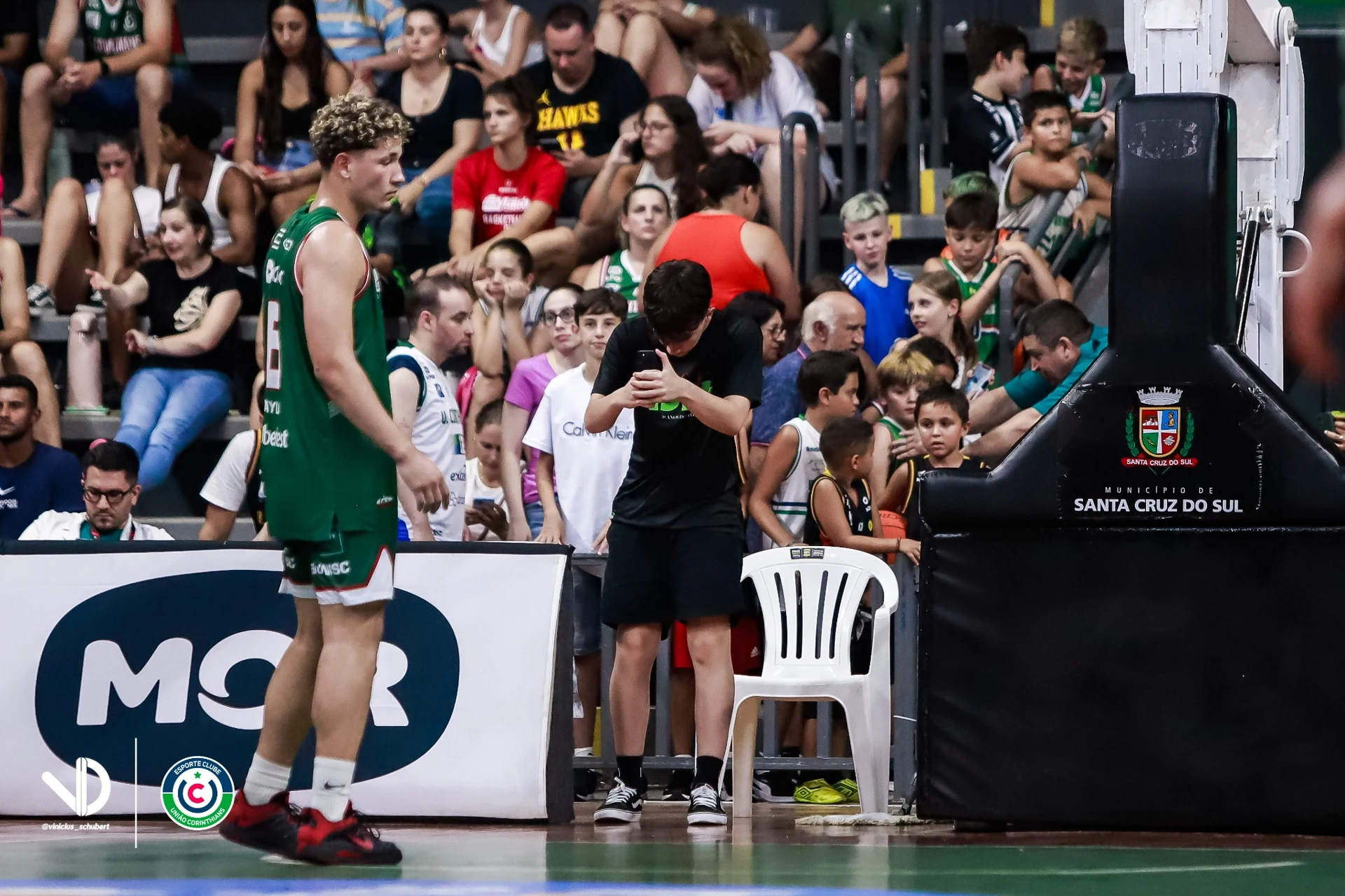 Bastidores da cobertura de um jogo de basquete